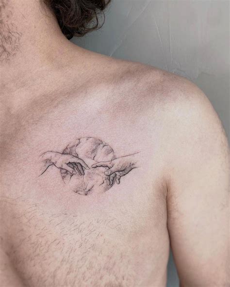 tatuajes pecho hombre pequeos|Mejores tatuajes pequeños para hombre en fotos